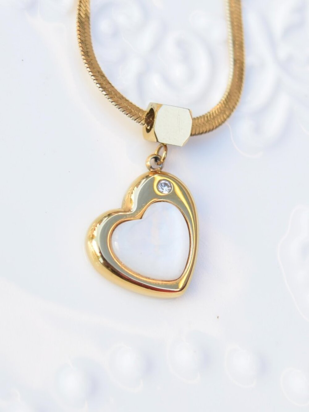 White Shell Golden Heart Charm Necklace - Vintage Style